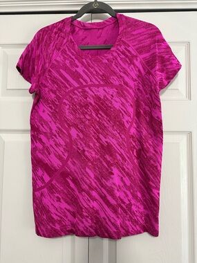 Lululemon Swiftly Tech Short Sleeve 2.0 Shirt Hip Length in Fuchsia Size 14 EUC